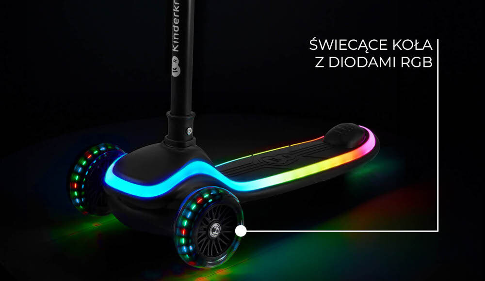 Hulajnoga dla dzieci KINDERKRAFT Raket Niebieski ciemne tło zbliżenie na podest i kółka włączone oświetlenie napis świecące koła z diodami RGB podest LED z aż 20 trybami podświetlenia podświetlenie aktywuje się podczas użytkowania koła z diodami RGB świecą w trakcie jazdy efektowna iluminacja