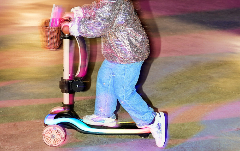 Hulajnoga dla dzieci KINDERKRAFT Raket Up Różowy skatepark dziecko jedzie na hulajnodze kolorowe światła aktywność zabawa hulajnoga 2 w 1