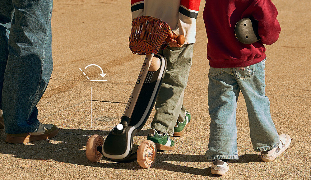 Hulajnoga dla dzieci KINDERKRAFT Raket Up Różowy droga dwoje dzieci idzie po drodze jedno z dzieci ciągnie za sobą hulajnogę wymiary 63-68-73-78 x 29 x 60 cm w trybie rozłożonym maksymalna wysokość siedziska do 30 cm waga około 3,2 kg funkcja składania „jak walizka” hulajnogę można wygodnie ciągnąć za sobą
