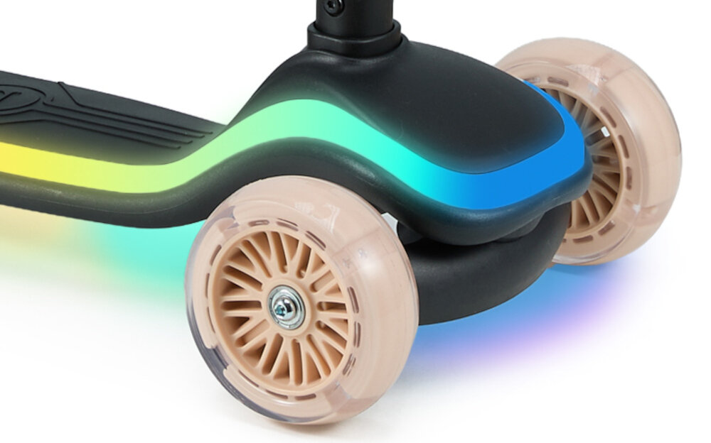 Hulajnoga dla dzieci KINDERKRAFT Raket Beżowy zbliżenie na przednie koła białe tło kółka z poliuretanu (PU) o średnicy 120 mm z przodu 77 mm z tyłu precyzyjne łożyska ABEC-7 stabilna i płynna jazda wytrzymały materiał ogranicza ścieranie komfort dziecka ułatwia naukę jazdy bezpieczeństwo