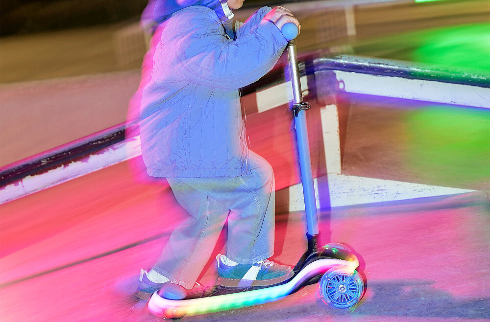 Hulajnoga dla dzieci KINDERKRAFT Raket Up Niebieski skatepark dziecko jedzie na hulajnodze po rampie kolorowe światła tylne kółko zostało wyposażone w hamulec szybkie i kontrolowane zatrzymanie hulajnogi uczy się reagować na sytuacje na drodze stopniowo wypracowuje prawidłowe nawyki hamulec wspiera samodzielność i zwiększa kontrolę podczas jazdy