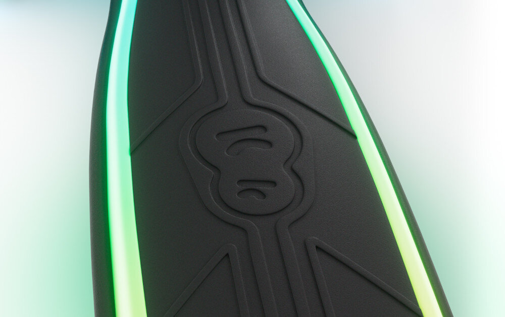 Hulajnoga dla dzieci KINDERKRAFT Raket Up Niebieski zbliżenie na podest widok z góry podest z antypoślizgową powierzchnią rączki o właściwościach antypoślizgowych stabilność ułatwia dziecku utrzymanie równowagi zwiększa kontrolę nad kierunkiem jazdy pozwala skupić się na rozwijaniu umiejętności