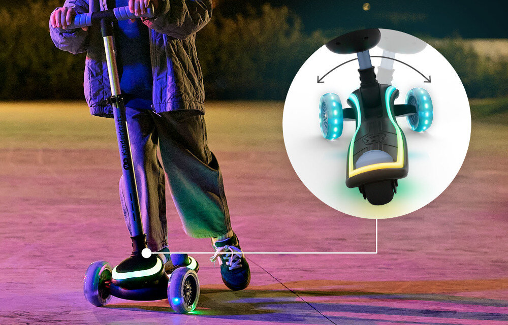 Hulajnoga dla dzieci KINDERKRAFT Raket Up Niebieski skatepark dziecko jedzie na hulajnodze po rampie kolorowe światła obok w kółku zbliżenie na przednie kółka pokazany system balansowy system balansowy dziecko skręca poprzez przenoszenie ciężaru ciała wspiera rozwój koordynacji ruchowej uczy naturalnego utrzymywania równowagi pomaga budować pewność