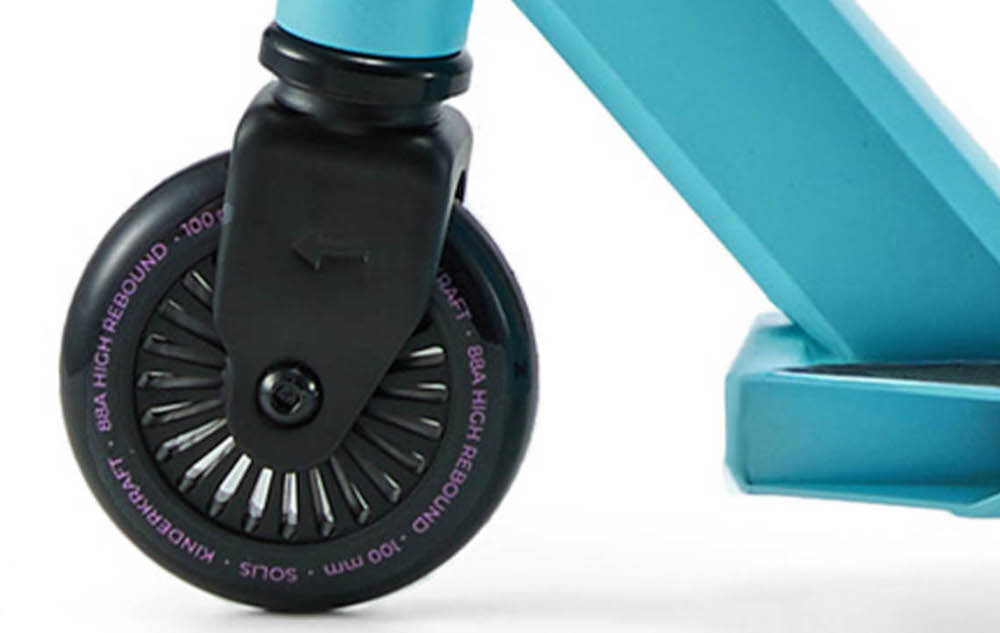 Hulajnoga wyczynowa KINDERKRAFT Solis Różowy zbliżenie na przednie kółko koła PU o średnicy 10 cm i twardości 88A łożyska ABEC-9 odporne na ścieranie dobrze przylegają do różnych nawierzchni twardość 88A sprzyja szybszej reakcji na ruchy kierownicą