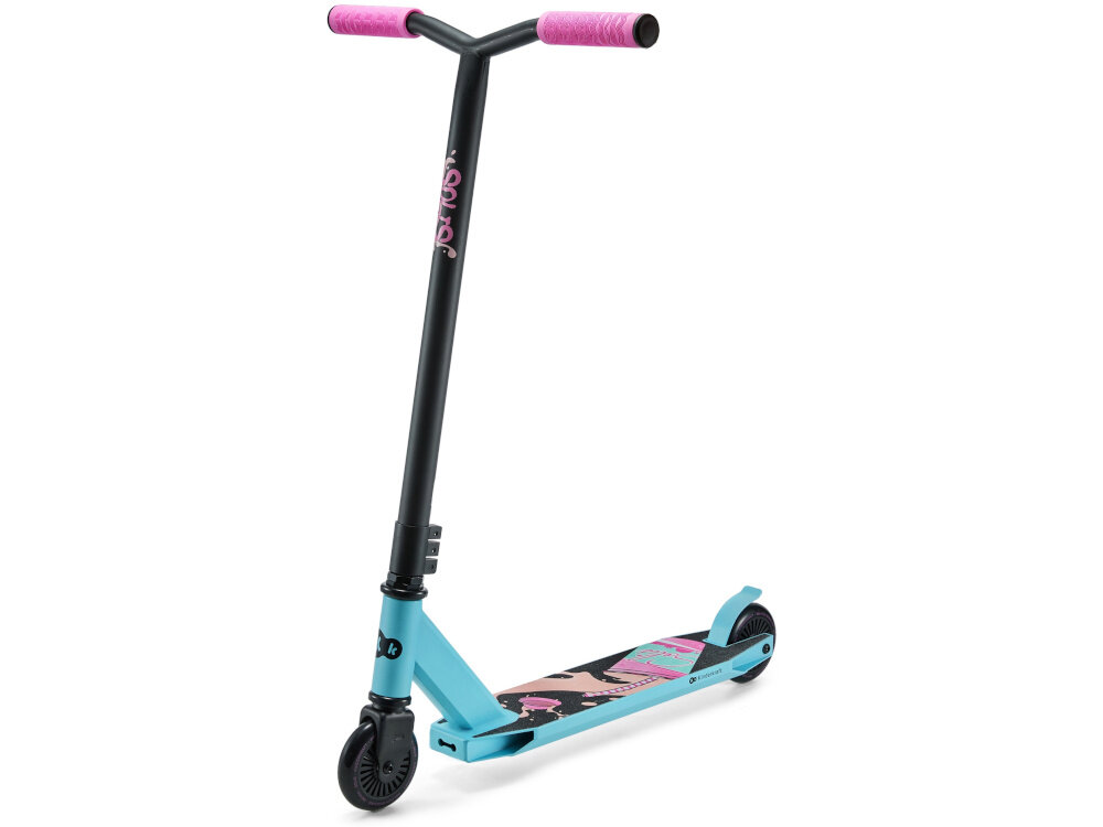 Hulajnoga wyczynowa KINDERKRAFT Solis Różowy hulajnoga na białym tle widoczna od przodu pod skosem do jazdy rekreacyjnej i treningów trików rozwijanie koordynacji, refleksu i siły mięśni aktywna forma spędzania czasu wspiera codzienny ruch zachęca do wychodzenia na świeże powietrze