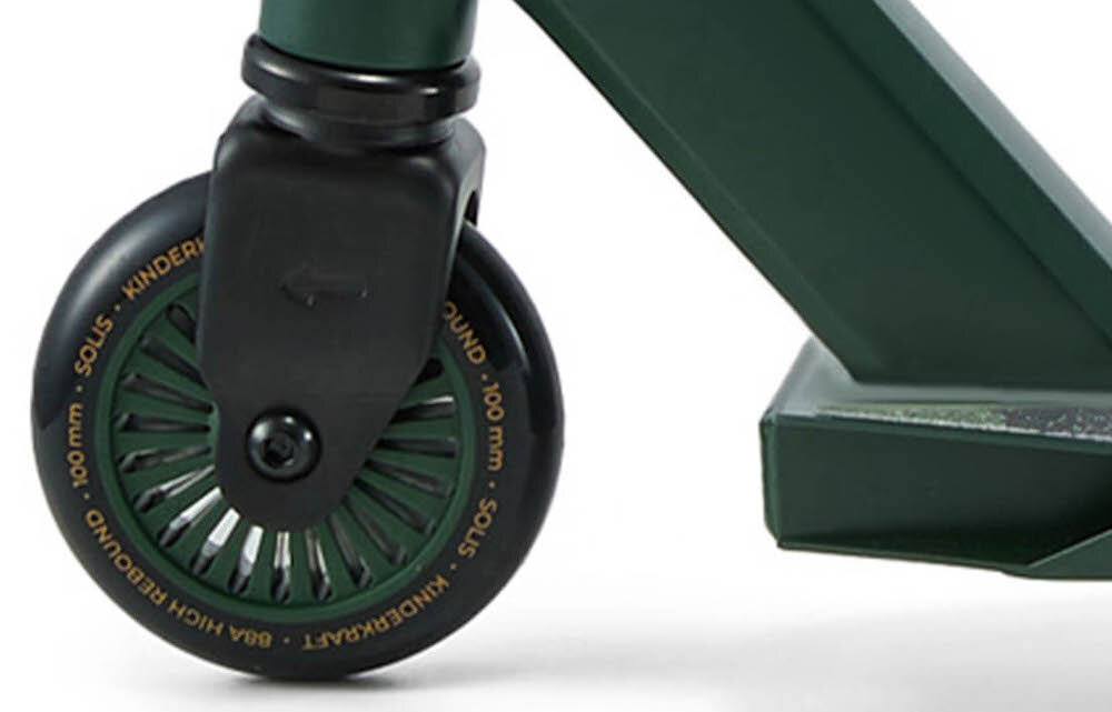 Hulajnoga wyczynowa KINDERKRAFT Solis Zielony zbliżenie na przednie kółko koła PU o średnicy 10 cm i twardości 88A łożyska ABEC-9 odporne na ścieranie dobrze przylegają do różnych nawierzchni twardość 88A sprzyja szybszej reakcji na ruchy kierownicą