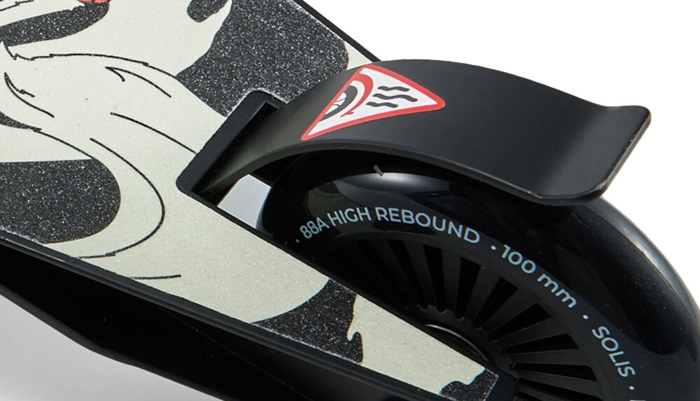 Hulajnoga wyczynowa KINDERKRAFT Solis Czarny zbliżenie na hamulec solidny hamulec nożny umieszczony na tylnej osi intuicyjna obsługa dziecko reaguje natychmiast tylne umiejscowienie zwiększa stabilność podczas hamowania większa kontrola nad prędkością i wyższy poziom bezpieczeństwa