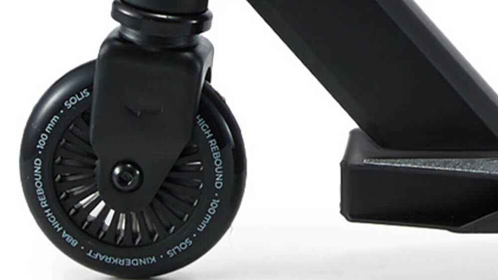 Hulajnoga wyczynowa KINDERKRAFT Solis Czarny zbliżenie na przednie kółko koła PU o średnicy 10 cm i twardości 88A łożyska ABEC-9 odporne na ścieranie dobrze przylegają do różnych nawierzchni twardość 88A sprzyja szybszej reakcji na ruchy kierownicą