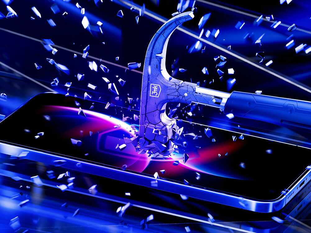 Młotek uderza w ekran telefonu, powodując rozprysk szkła. Na młotku widoczne jest logo z chińskimi znakami.