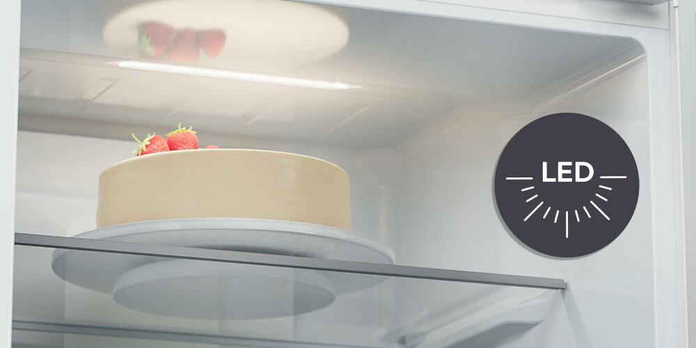 LODÓWKA CANDY ECNBQT3519EW wizualizacja gif ikona górne światło panel górny tort ciasto na półce jasne wnętrze oświetlenie LED pełna widoczność