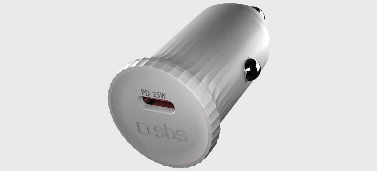 Ładowarka samochodowa SBS TECRPD25WGRS 25W biały, recykling, GRS, certyfikat, środowisko, na białym tle ładowarka frontem prawo skos