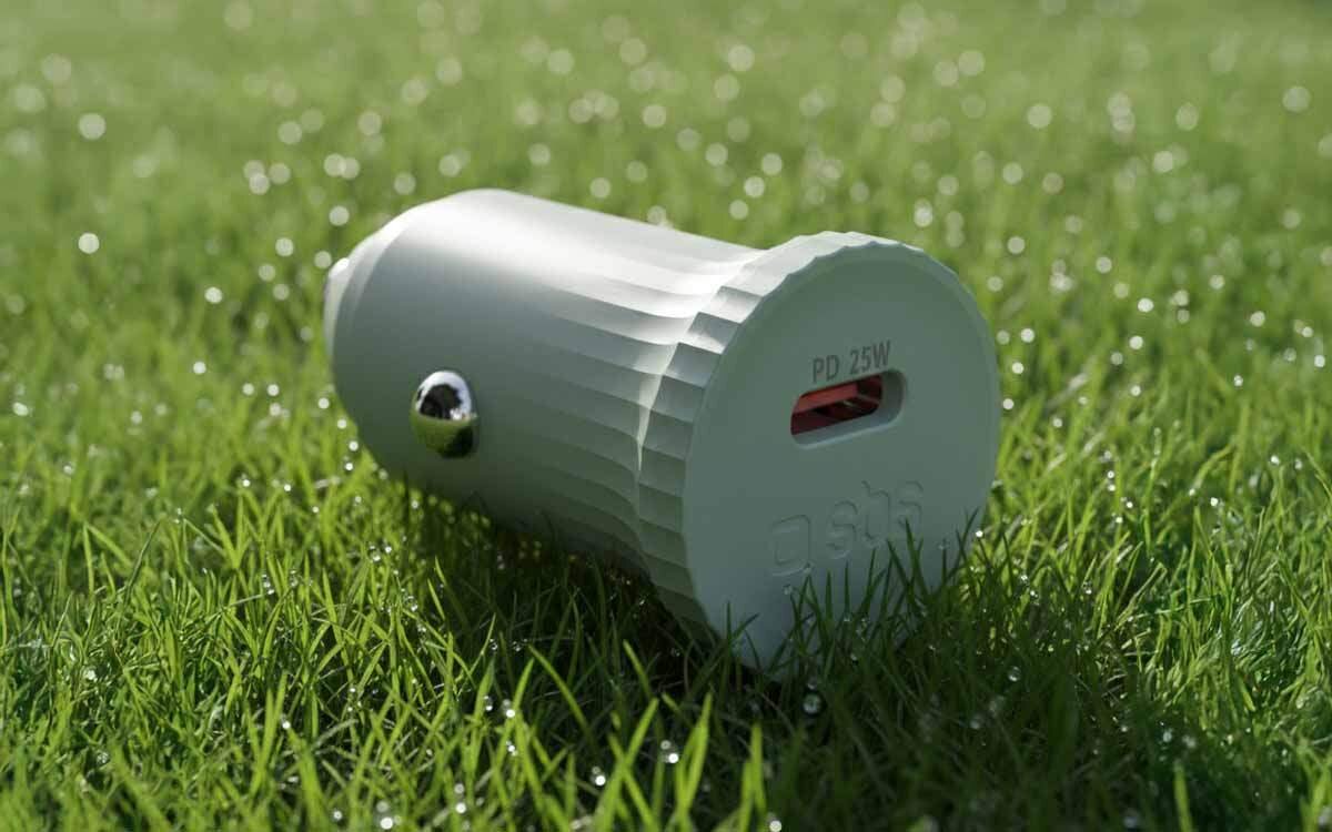 Ładowarka samochodowa SBS TECRPD25LBGRS 25W Niebieski, ładowarka, samochodowa, GRS, ekologiczna, ładowarka leży na trawniku frontem lewo skos