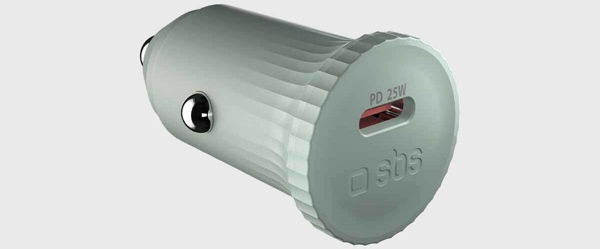 Ładowarka samochodowa SBS TECRPD25LBGRS 25W Niebieski, ergonomia, przenośna, transport, mobilna, na białym tle ładowarka frontem lewo skos