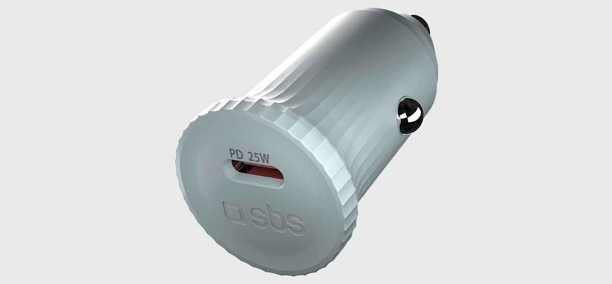 Ładowarka samochodowa SBS TECRPD25LGGRS 25W zielony, recykling, GRS, certyfikat, środowisko, na białym tle ładowarka frontem prawo skos