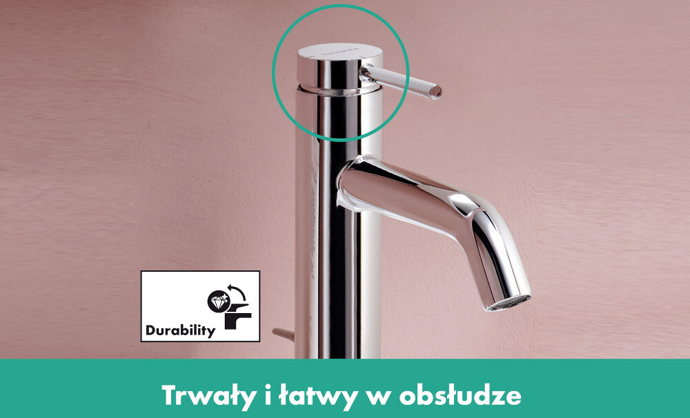 BATERIA UMYWALKOWA HANSGROHE TECTURIS Zbliżenie chromowanej baterii umywalkowej na tle różowej ściany, z zaznaczonym uchwytem sterującym. Na grafice widnieje ikona „Durability” oraz napis „Trwały i łatwy w obsłudze”, podkreślające solidność i wygodę użytkowania ceramiczny mieszacz hansgrohe wysoka jakość materiałów części zamienne 15 lat
