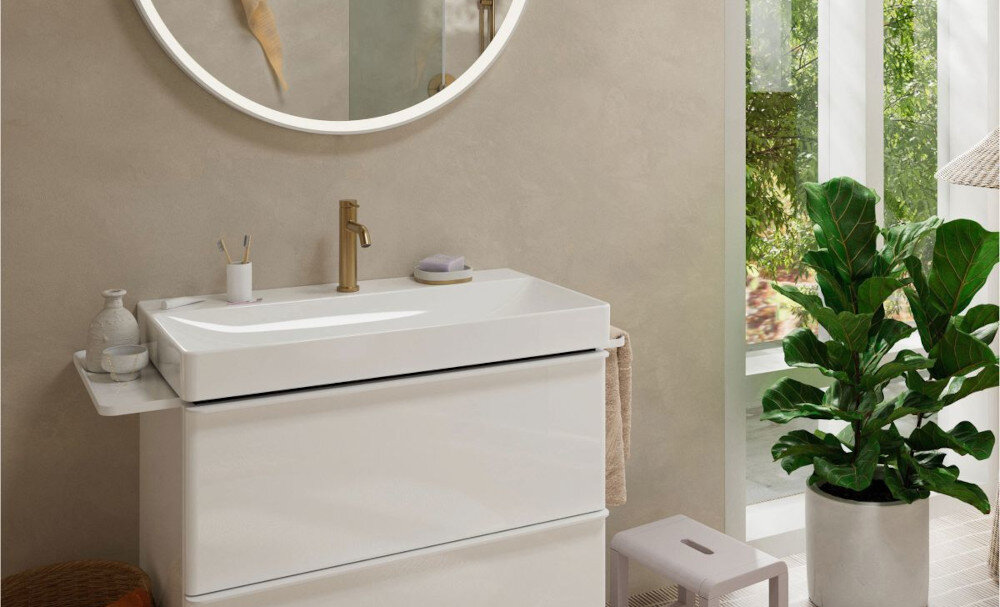 BATERIA UMYWALKOWA HANSGROHE TECTURIS Szafka łazienkowa z drewnianym wykończeniem i dwiema pojemnymi szufladami, wyposażona w umywalkę nablatową. Po bokach znajdują się miejsce na ręcznik oraz praktyczna półka na kosmetyki i akcesoria Tecturis S bateria umywalkowa brąz minimalistyczny design łazienka