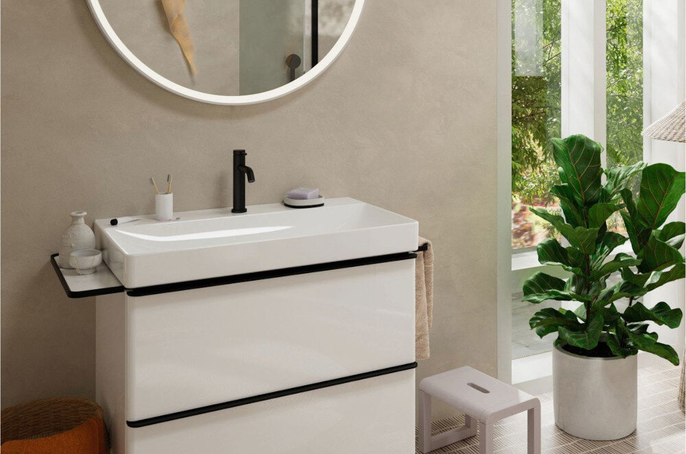 BATERIA UMYWALKOWA HANSGROHE TECTURIS Szafka łazienkowa z drewnianym wykończeniem i dwiema pojemnymi szufladami, wyposażona w umywalkę nablatową. Po bokach znajdują się miejsce na ręcznik oraz praktyczna półka na kosmetyki i akcesoria Tecturis S bateria umywalkowa czarny minimalistyczny design łazienka