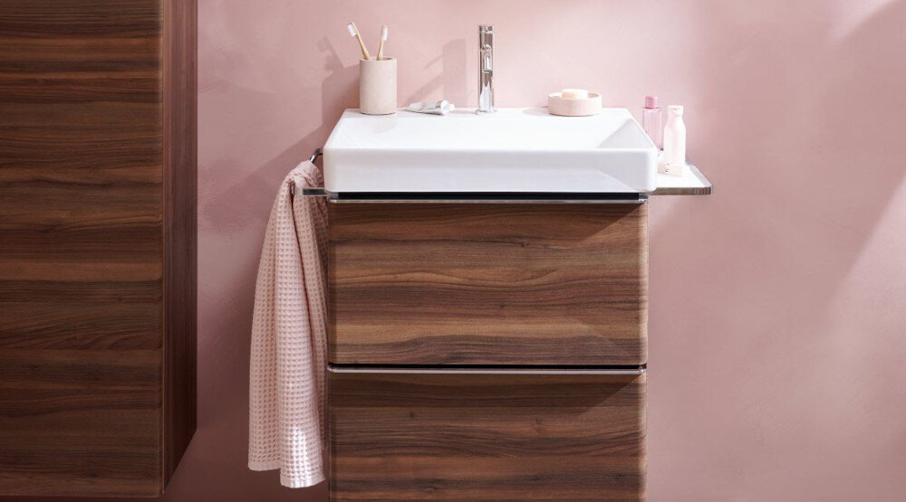 BATERIA UMYWALKOWA HANSGROHE TECTURIS Szafka łazienkowa z drewnianym wykończeniem i dwiema pojemnymi szufladami, wyposażona w umywalkę nablatową. Po bokach znajdują się miejsce na ręcznik oraz praktyczna półka na kosmetyki i akcesoria Tecturis S bateria umywalkowa chrom minimalistyczny design łazienka