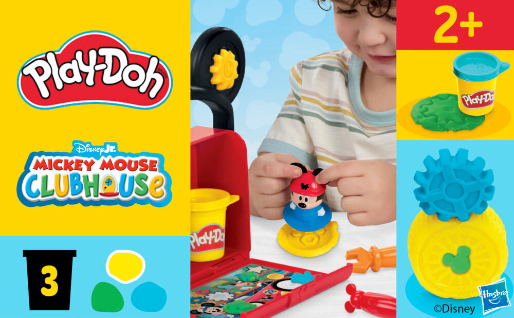 Ciastolina PLAY-DOH Disney Junior Mickey Mouse Przenośny garaż G31085X0 Grafika produktowa zestawu Play-Doh Disney Mickey Mouse Clubhouse. Widoczne logo Play-Doh, oznaczenie wieku 2+, informacja o 3 tubach masy oraz zdjęcia dziecka bawiącego się figurką Myszki Miki i kolorowymi akcesoriami w kształcie kół zębatych.