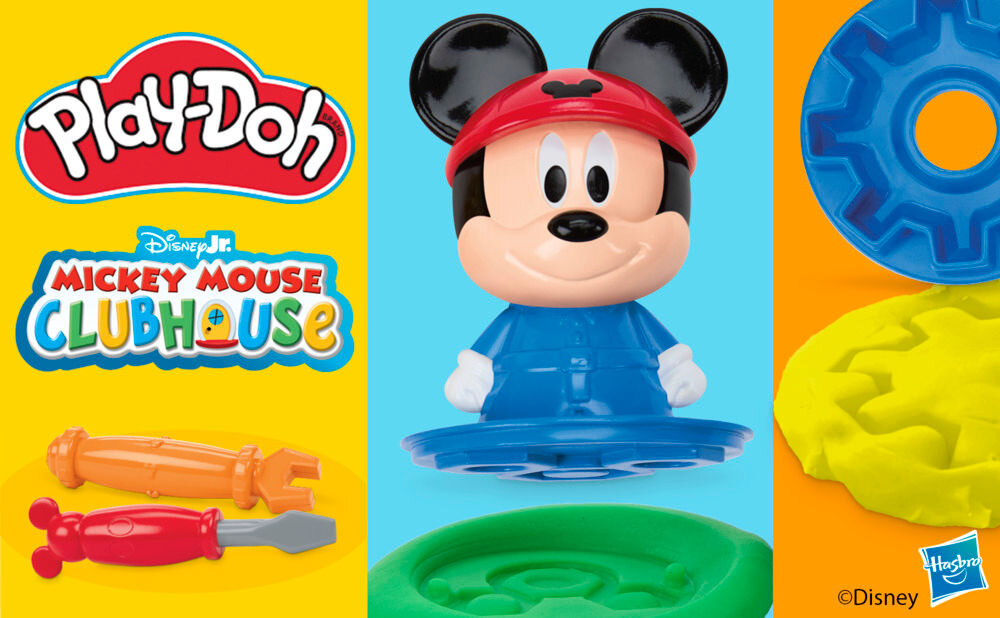 Ciastolina PLAY-DOH Disney Junior Mickey Mouse Przenośny garaż Zestawienie elementów Play-Doh Mickey Mouse Clubhouse: duża figurka Myszki Miki, plastikowe narzędzia (śrubokręt i klucz), niebieska forma oraz żółta i zielona ciastolina z odciśniętymi wzorami kół zębatych.