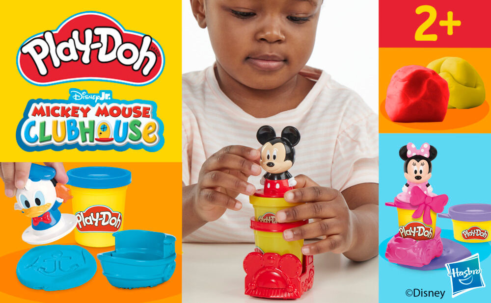 Ciastolina PLAY-DOH Disney Junior zestaw pieczątek G31105L0 Opakowanie zestawu Play-Doh Mickey Mouse Clubhouse z uśmiechniętym chłopcem. Widoczne logo Play-Doh, oznaczenie wieku 2+, informacja o 3 tubach masy oraz grafiki przedstawiające figurkę Myszki Miki i kolorowe koła zębate z ciastoliny.
