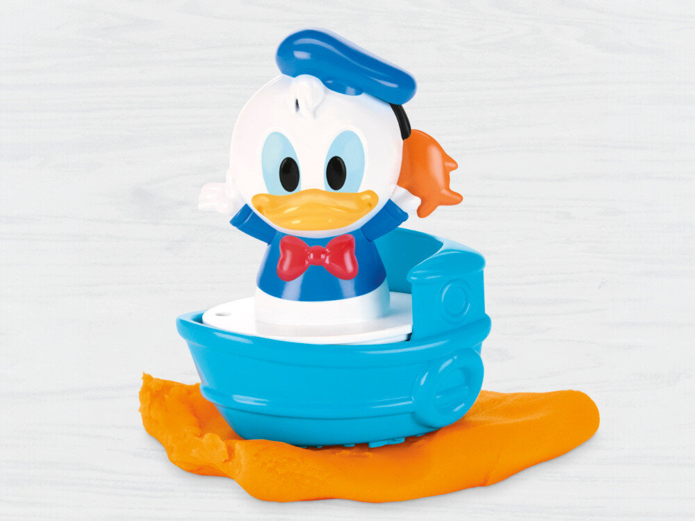 Ciastolina PLAY-DOH Disney Junior zestaw pieczątek G31105L0 Dłoń trzymająca zamkniętą czerwoną walizeczkę Play-Doh za czarną rączkę w kształcie uszu Myszki Miki. Na froncie znajduje się kolorowa ilustracja przedstawiająca Mikiego i psa Pluto w warsztacie.