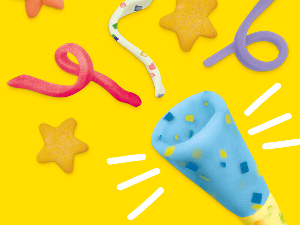 Ciastolina PLAY-DOH Twórz i świętuj zestaw 20 tub G24675L0 Dziecko bawiące się zestawem Play-Doh w otwartej różowej walizeczce, która służy jako stacja kreatywna z matrycami. Na stole leżą tuby z masą plastyczną, figurka Myszki Minnie, różowy wałek w serca oraz gotowe kształty odciśnięte w fioletowej i turkusowej ciastolinie.