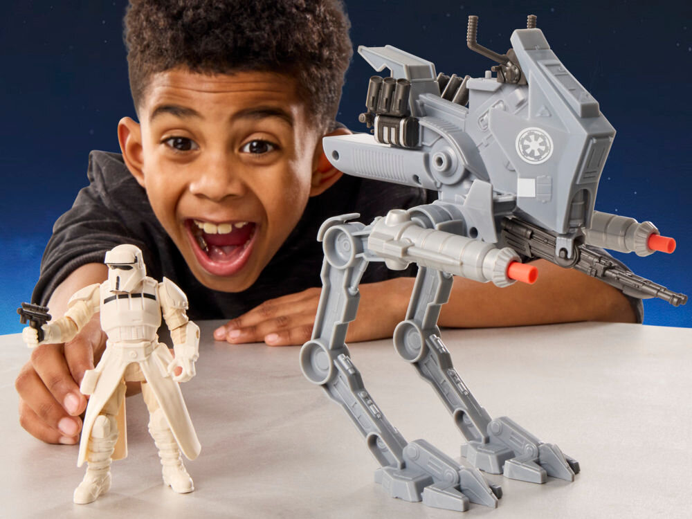 Figurka HASBRO Star Wars ActionVerse AT-RT Vehicle G28405L0 Radosny chłopiec bawiący się zestawem Star Wars: figurką Imperial Drivera oraz kroczącą maszyną AT-RT. Szara maszyna posiada ruchome nogi i czerwone elementy imitujące działka, a biały szturmowiec stoi obok, gotowy do akcji.
