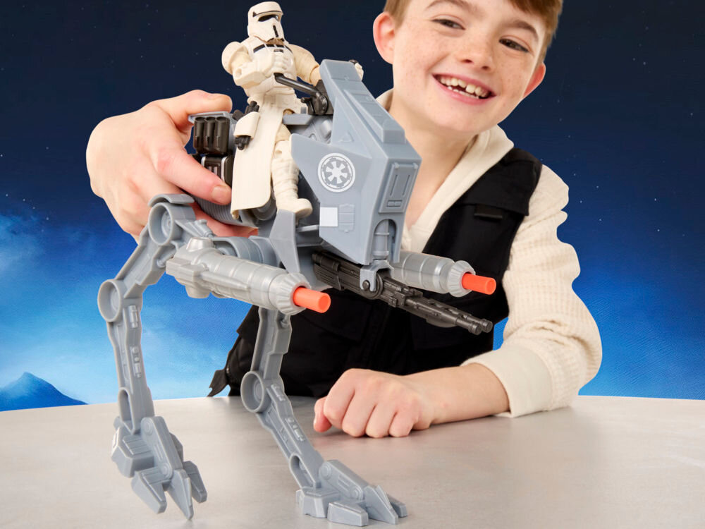 Figurka HASBRO Star Wars ActionVerse AT-RT Vehicle G28405L0 Dziecko umieszcza figurkę kierowcy imperium za sterami maszyny AT-RT. Zdjęcie prezentuje interaktywny charakter zabawki Hasbro i możliwość sadzania postaci na pojeździe.