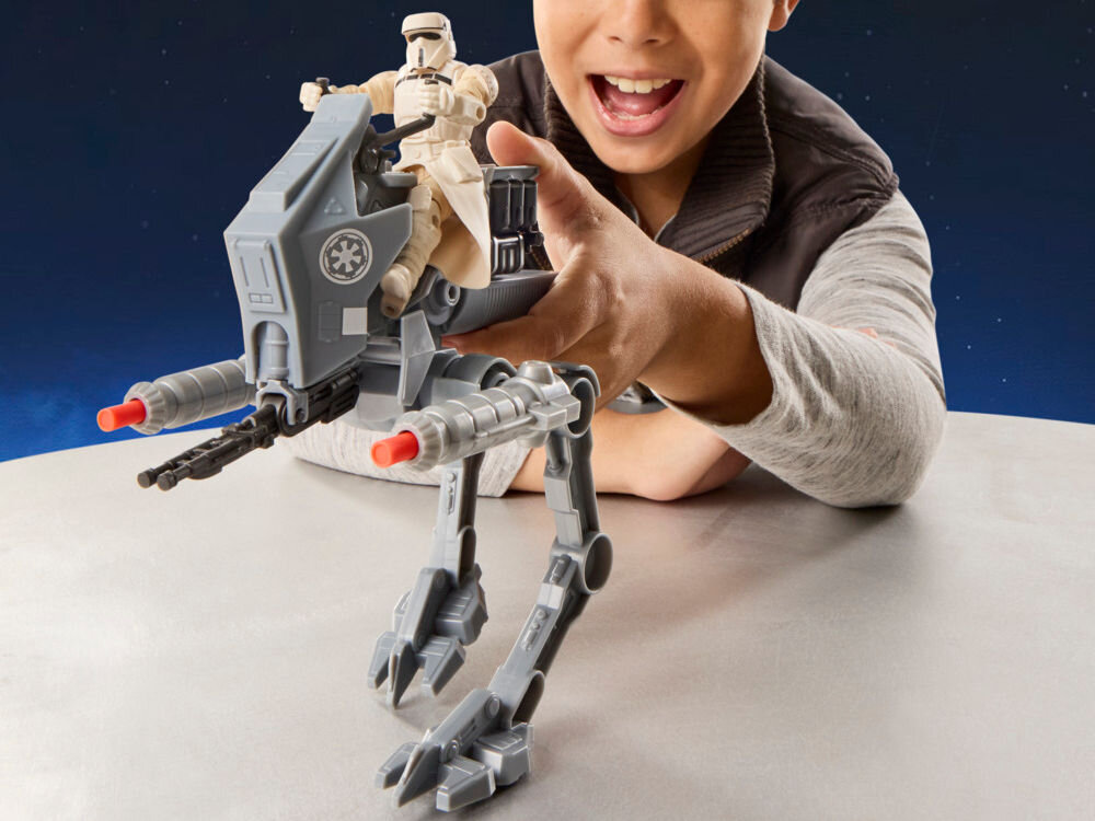 Figurka HASBRO Star Wars ActionVerse AT-RT Vehicle G28405L0 Chłopiec trzymający maszynę AT-RT z Imperial Driverem w dynamicznej pozycji, naśladując ruch kroczenia. Na boku pojazdu widoczny jest wyraźny symbol Imperium.