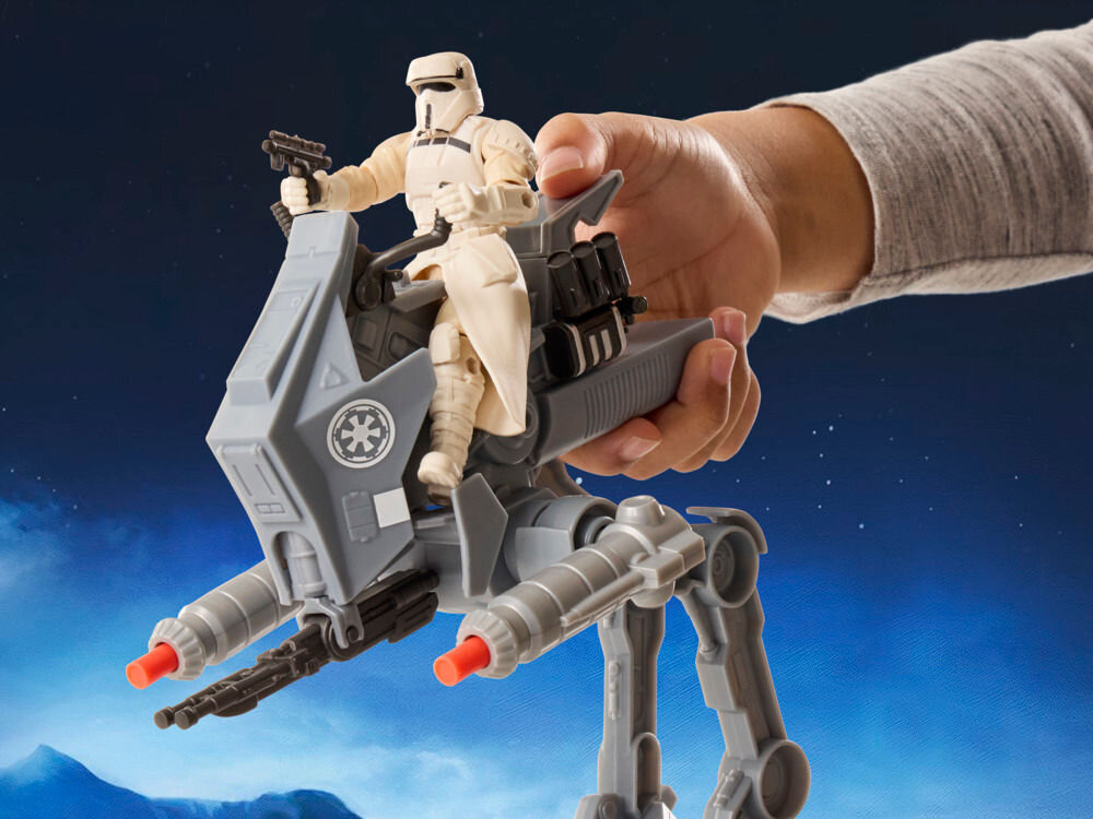 Figurka HASBRO Star Wars ActionVerse AT-RT Vehicle G28405L0 Ręka dziecka sterująca figurką Imperial Drivera, który trzyma blaster, siedząc na szarym pojeździe AT-RT. Tło imitujące rozgwieżdżone niebo podkreśla kosmiczny klimat serii Gwiezdne Wojny.