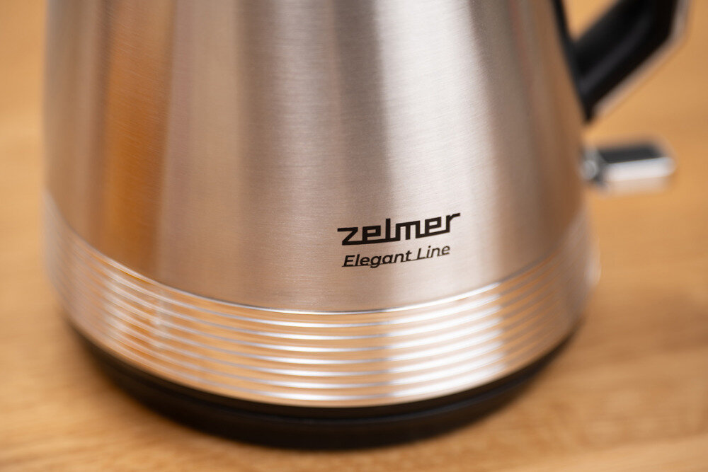 Czajnik ZELMER ZCK7956 Elegant Line Stylowa obudowa Wysokiej jakości stal nierdzewna wytrzymały i łatwy w pielęgnacji Estetyczny design, ciekawa forma i delikatne podświetlenie przycisku