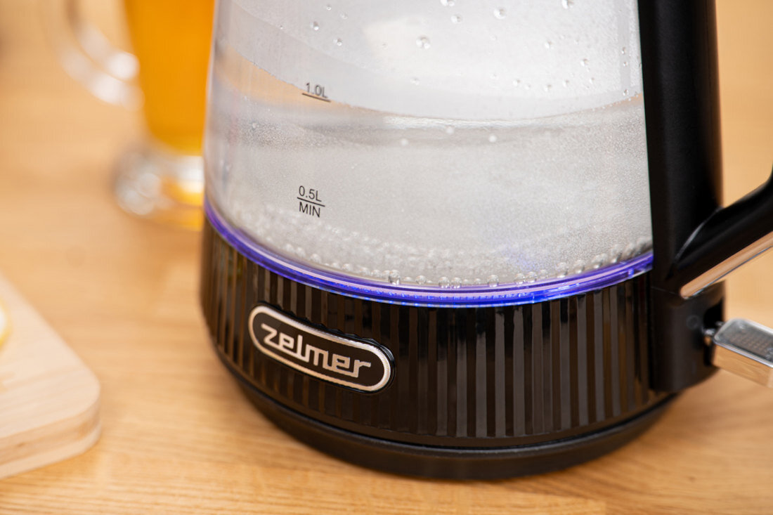 Czajnik ZELMER ZCK8056 Światło, które podkreśla styl subtelnym światłem LED Możliwość obserwowania wirującej, podświetlonej wody 