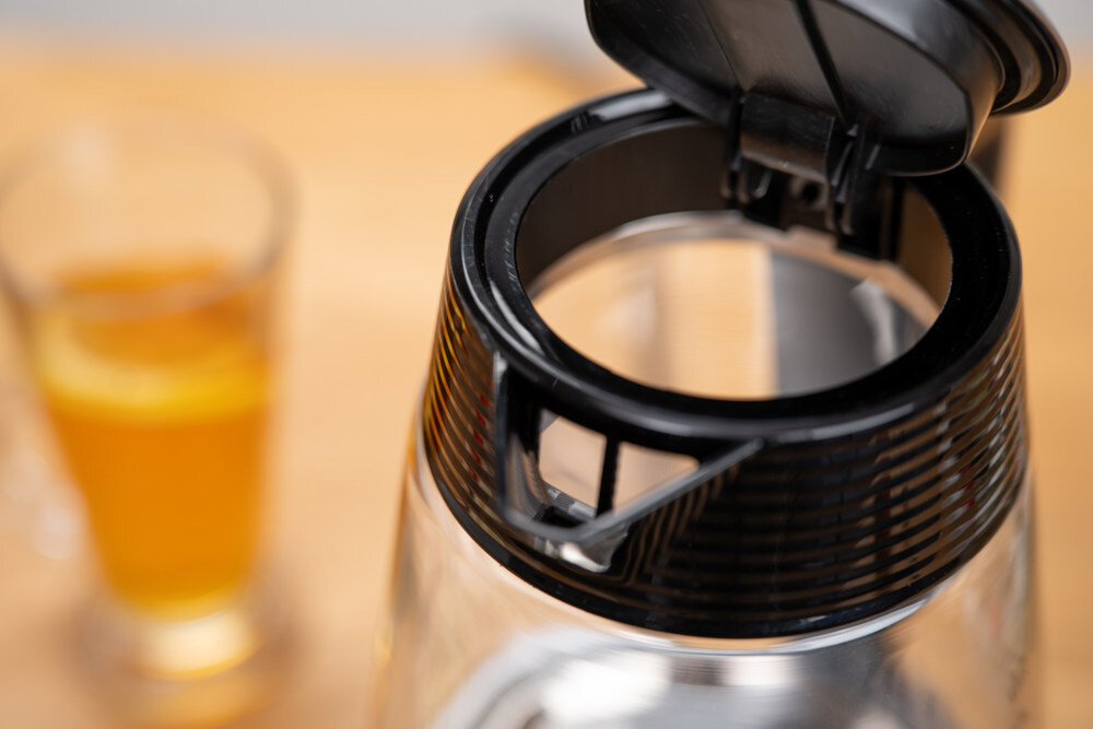 Czajnik ZELMER ZCK8056 Wyjmowany filtr siatkowy  łatwo wyjąć, umyć pod bieżącą wodą i zamontować ponownie