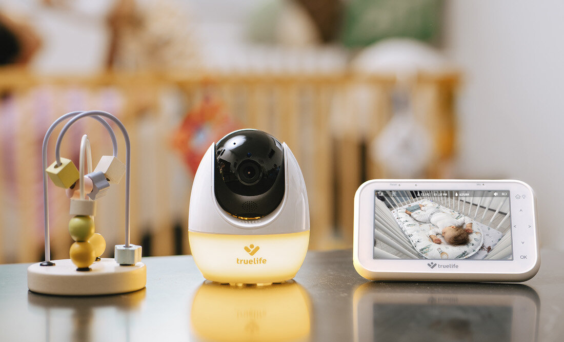 Niania elektroniczna TRUELIFE NannyCam R4 Pro design tło wizualizacja prezentacja Stały podgląd dziecka