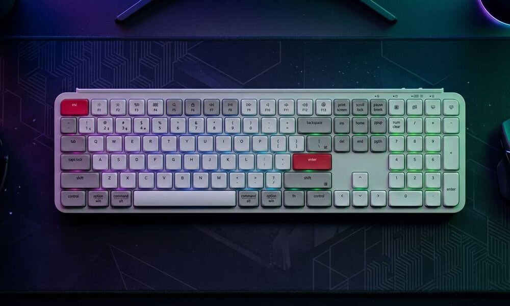Keychron B6 Pro trzech połączeń Bluetooth szybkiemu łączu 2.4 GHz odbiornikiem USB-A Keychron B6 Pro przełączanie się między komputerami,  tabletami i telefonami.  połączenie przewodowe przez USB-C, systemami macOS, Windows i Linux - Klawiatura zaprezentowana na podkładce biurkowej.