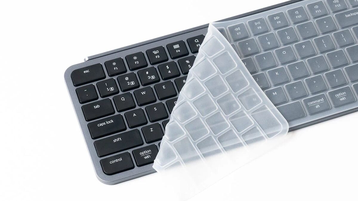 Keychron B6 Pro grubości zaledwie 5,2 mm kąt nachylenia 3,2° Wklęsłe klawisze  Dołączona silikonowa osłona - Zbliżenie na klawiaturę z częściowo nałożoną, elastyczną osłoną ochronną na klawisze.