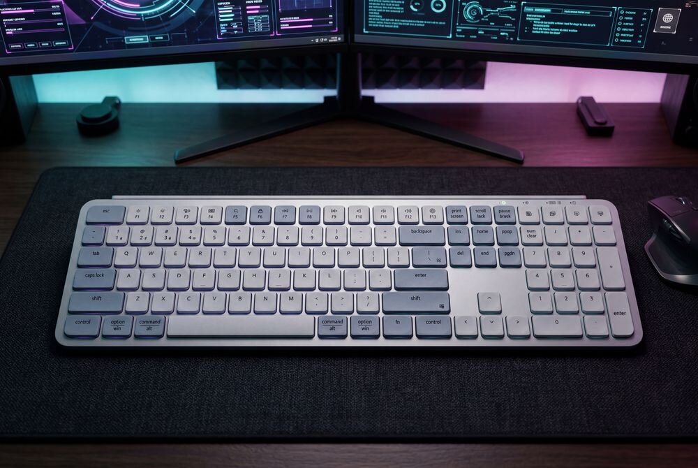 Keychron B6 Pro trzech połączeń Bluetooth szybkiemu łączu 2.4 GHz odbiornikiem USB-A Keychron B6 Pro przełączanie się między komputerami,  tabletami i telefonami.  połączenie przewodowe przez USB-C, systemami macOS, Windows i Linux - Klawiatura zaprezentowana na podkładce biurkowej.
