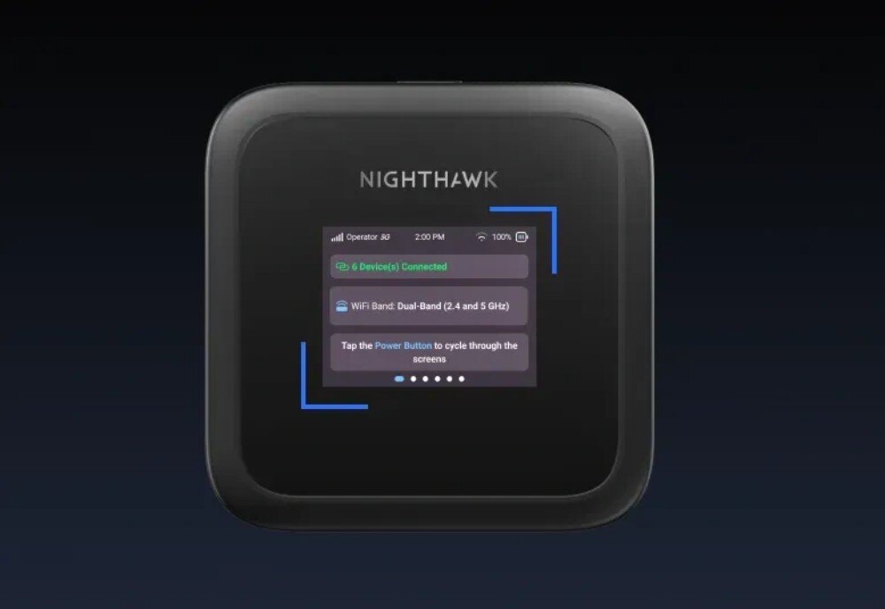Router NETGEAR Nighthawk M3 5G Kwadratowe urządzenie mobilne z zaokrąglonymi rogami, napisem 'NIGHTHAWK' i włączonym ekranem LCD wyświetlającym informacje o sieci oraz podłączonych sprzętach, opis