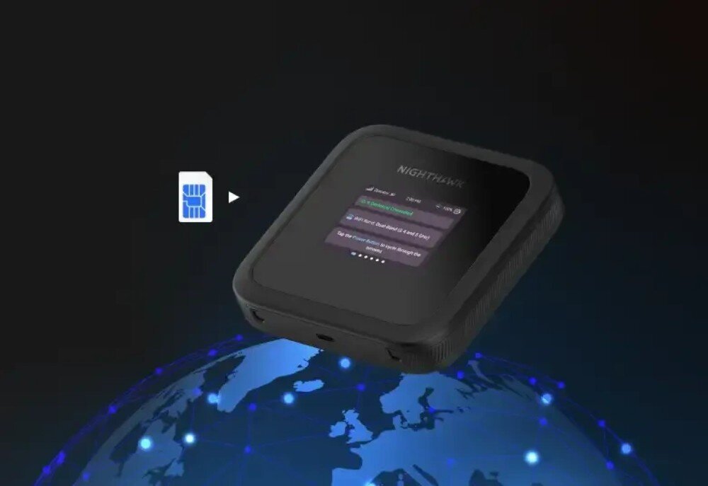 Router NETGEAR Nighthawk M3 5G Urządzenie mobilne pokazane pod kątem, unoszące się nad grafiką kuli ziemskiej z zaznaczoną siecią połączeń, a obok widoczna jest ikona karty SIM ze strzałką, sieć komórkowa, slot na kartę SIM, modem