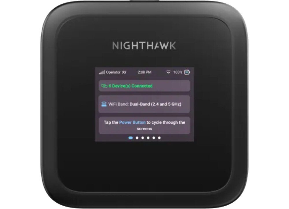 Router NETGEAR Nighthawk M3 5G Frontowy widok kwadratowego urządzenia z zaokrąglonymi krawędziami, dużym napisem na obudowie oraz mniejszym, świecącym wyświetlaczem z menu konfiguracyjnym, wyświetlacz, konfiguracja