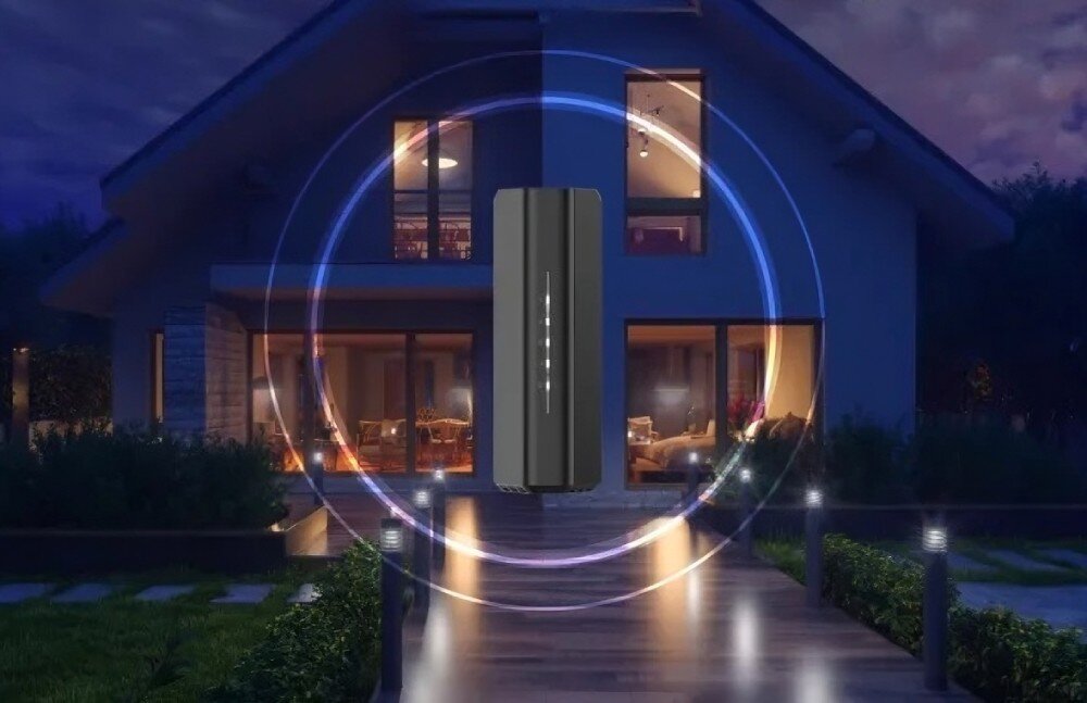 Router NETGEAR Nighthawk RS100 Dwupiętrowy dom jednorodzinny nocą z nałożoną grafiką routera w centrum, od którego rozchodzą się okrągłe fale radiowe, wymiary, zasięg, pokrycie