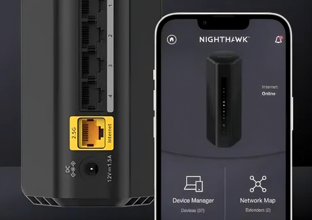 Router NETGEAR Nighthawk RS100 Zbliżenie na tylne porty routera obok smartfona z uruchomioną aplikacją mobilną prezentującą interfejs zarządzania urządzeniem, aplikacja, funkcje, narzędzia