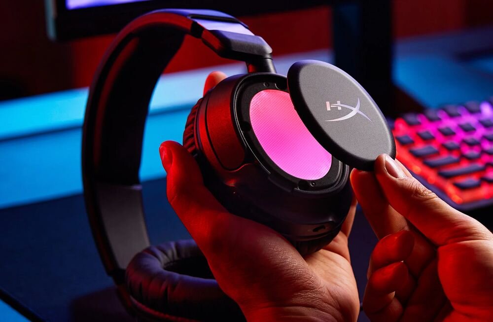 Słuchawki HYPERX Cloud Flight 2 RGB wymienne panele magnetyczne personalizacja wyglądu, słuchawki trzymane w ręku