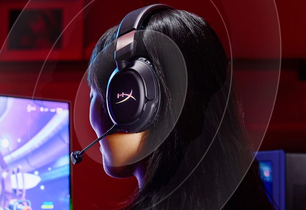 Słuchawki HYPERX Cloud Flight 2 przetworniki 50 mm dźwięk gamingowy precyzyjne brzmienie, osoba z założonymi słuchawkami