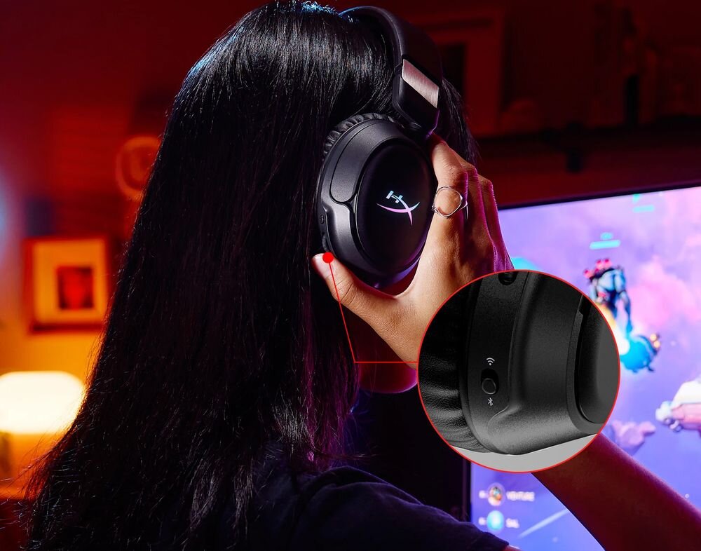 Słuchawki HYPERX Cloud Flight 2 sterowanie nauszniki regulacja głośności multimedia przyciski, osoba z założonymi słuchawkami