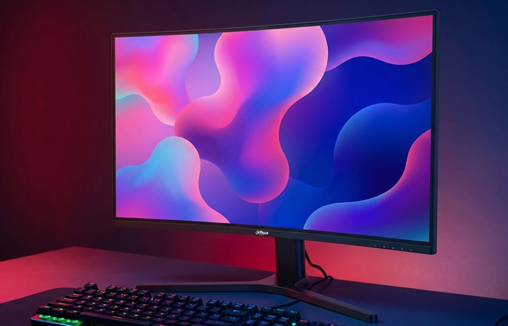Monitor z zakrzywionym ekranem wyświetla kolorową, abstrakcyjną grafikę. Na dolnej ramce widoczne jest logo \'Dahua\'.