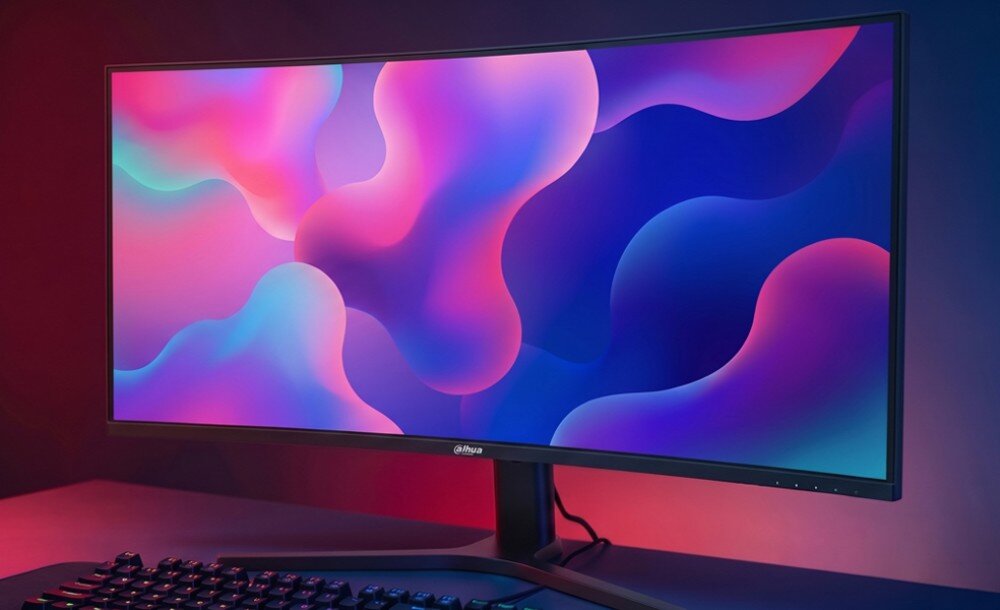 Monitor z zakrzywionym ekranem wyświetla kolorową, abstrakcyjną grafikę. Na dolnej ramce widoczne jest logo \'Dahua\'.
