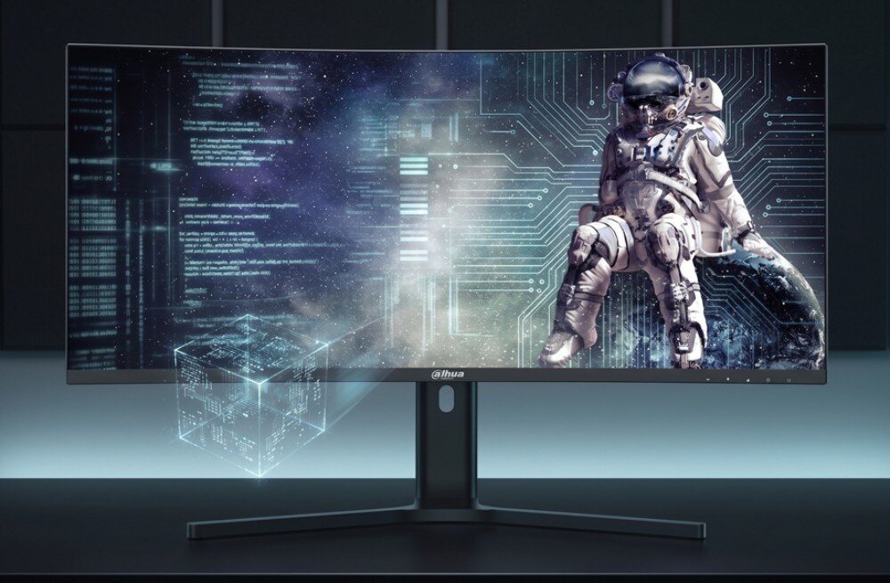 Monitor z zakrzywionym ekranem wyświetla grafikę z astronautą i cyfrowymi elementami. Na dolnej ramce widoczne jest logo \'Dahua\'.