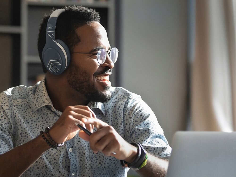 Słuchawki nauszne POWERLOCUS P19 komfort codzienne odsłuchy, osoba z założonymi słuchawkami nausznymi